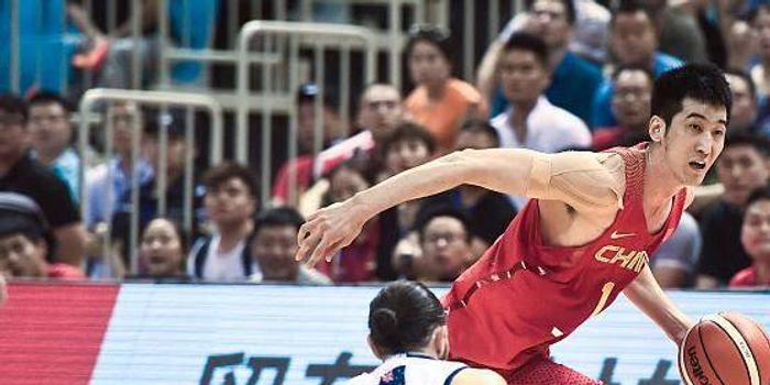  沃尔夫斯堡主场完胜对手，锋线组合默契十足